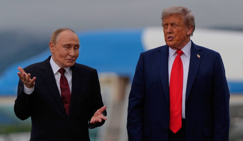 Vladimir Putin, stânga, și Donald Trump, după ce au dat mâna pe aeroportul din Alaska, unde s-au întâlnit pe 15 august 2025