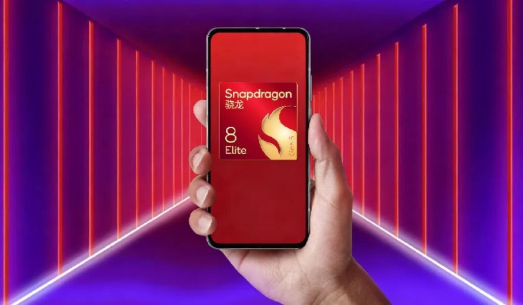 Logo-ul Qualcomm Snapgradon 8 Elite, afișat pe ecranul unui smartphone, pe un fundal albastru cu roșu.