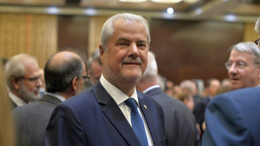Adrian Năstase a deținut mai multe funcții de top după Revoluție, printre care ministru de Externe (1990-1992) și premier (2000-2004)