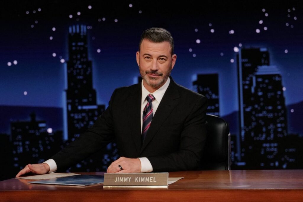 Jimmy Kimmel în timpul înregistrării emisiunii „Jimmy Kimmel Live!” la Capitan Entertainment Centre pe 23 septembrie 2025, în Los Angeles, California.