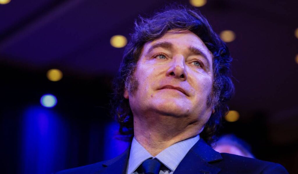 Javier Milei se uită în gol în timpul unui discurs al președintelui Donald Trump