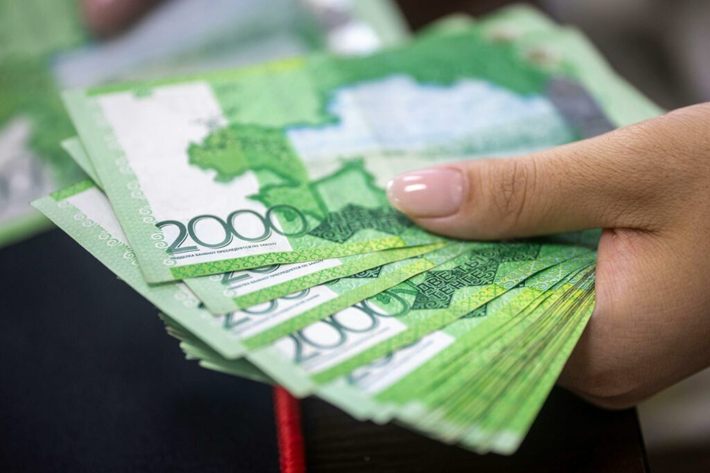 Rubla a scăzut rapid după amenințarea cu noi sancțiuni din partea SUA și a UE