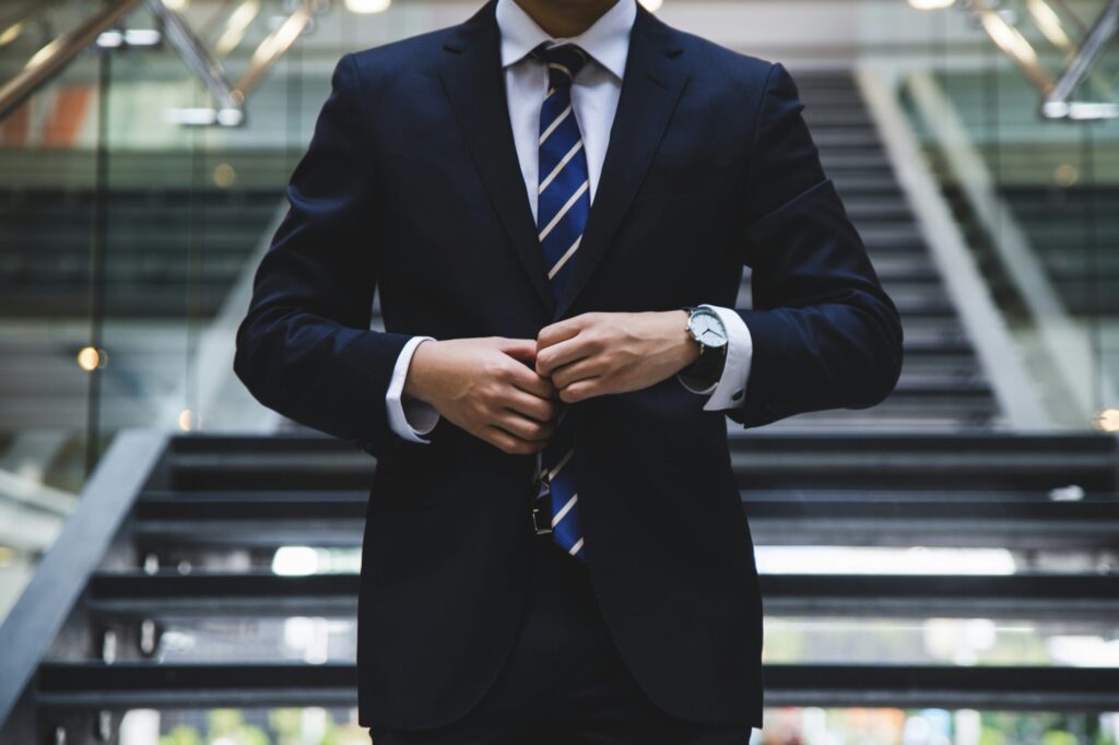 Sacoul masculin: între eleganță clasică și versatilitate modernă