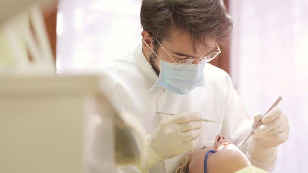 Școlim cei mai mulți dentiști, dar suntem codași la accesul oamenilor la dentist
