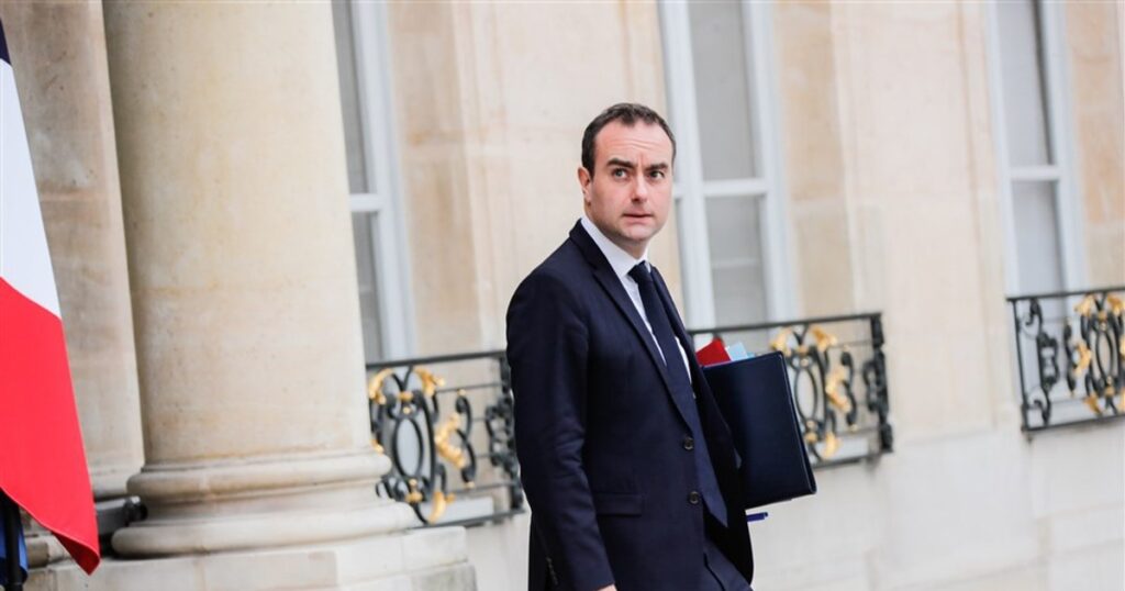 Sébastien Lecornu, ministrul francez al apărării, favorit pentru Matignon