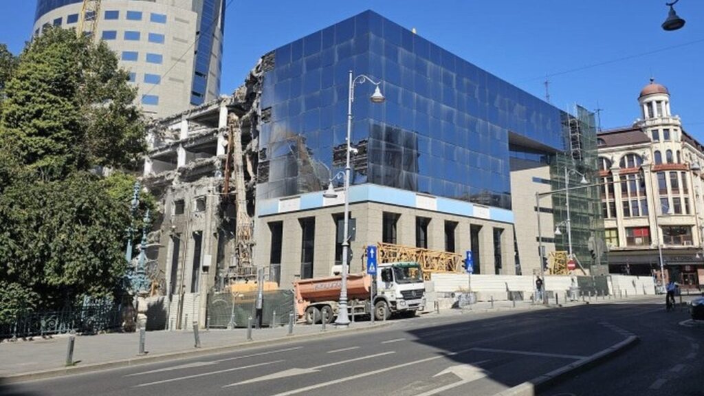 Așa arată Bucharest Financial Plaza (fost sediu Bancorex și BCR) după ce a început demolarea. Foto: Cristian Otopeanu / Libertatea