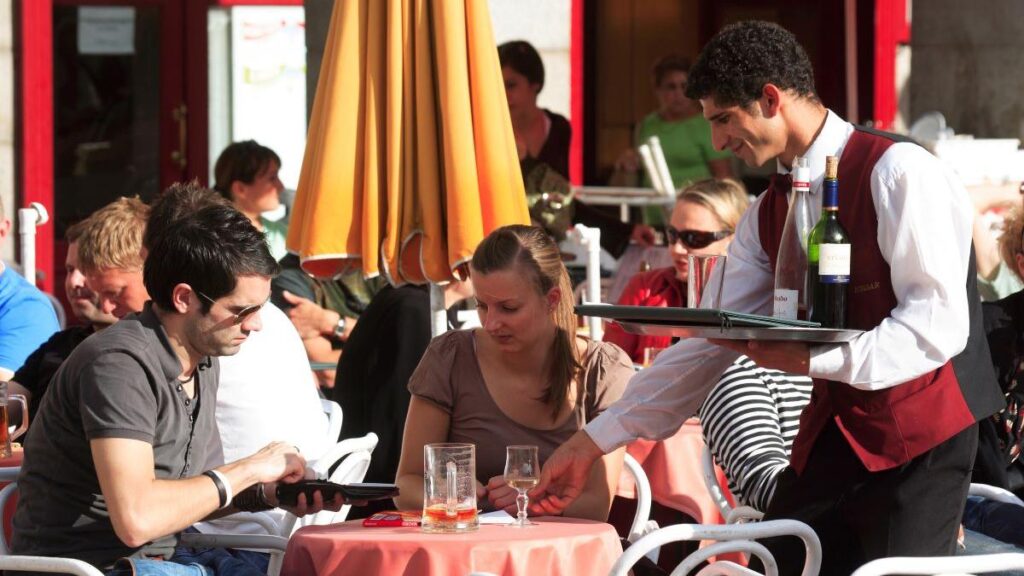 Semnificațiile subtile ale unui gest banal. Ce înseamnă când ajuți un chelner să strângă masa