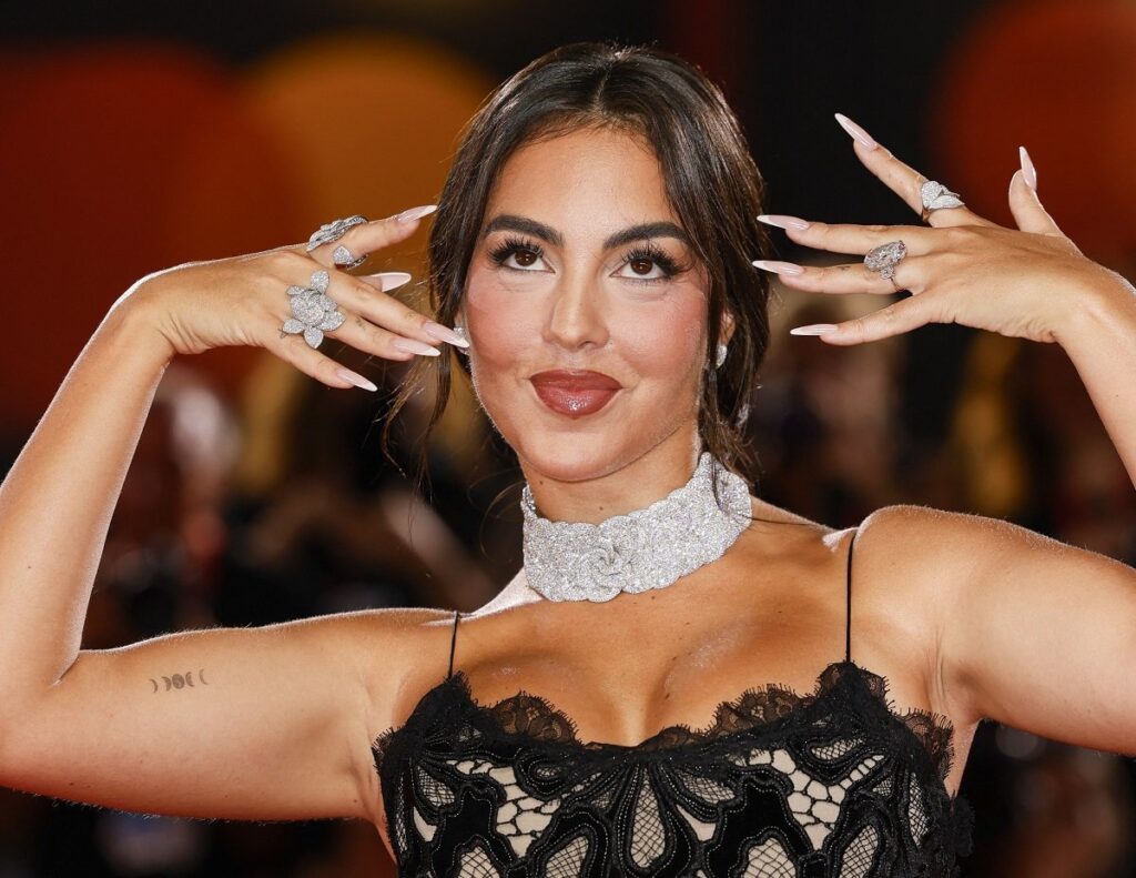 Georgina Rodriguez a apărut cu inelul de logodnă primit de la Cristiano Ronaldo. A făcut senzație la Festivalul de Film de la Veneția