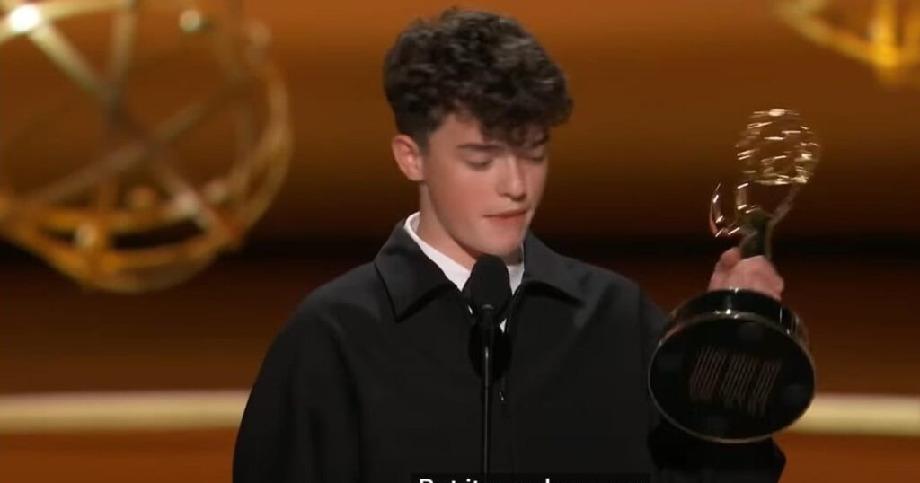 Serialul „Adolescence” a dominat Premiile Emmy 2025. La doar 15 ani, Owen Cooper a devenit cel mai tânăr laureat al galei. „Acum trei ani eram un nimeni. Acum sunt aici”