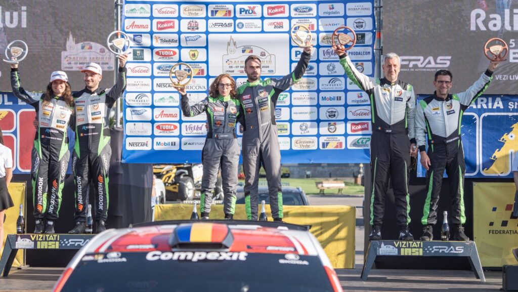 Simone Tempestini. in costum de pilot de cursa, sarbatoreste castigarea cursei pe prima treapta a podiumului
