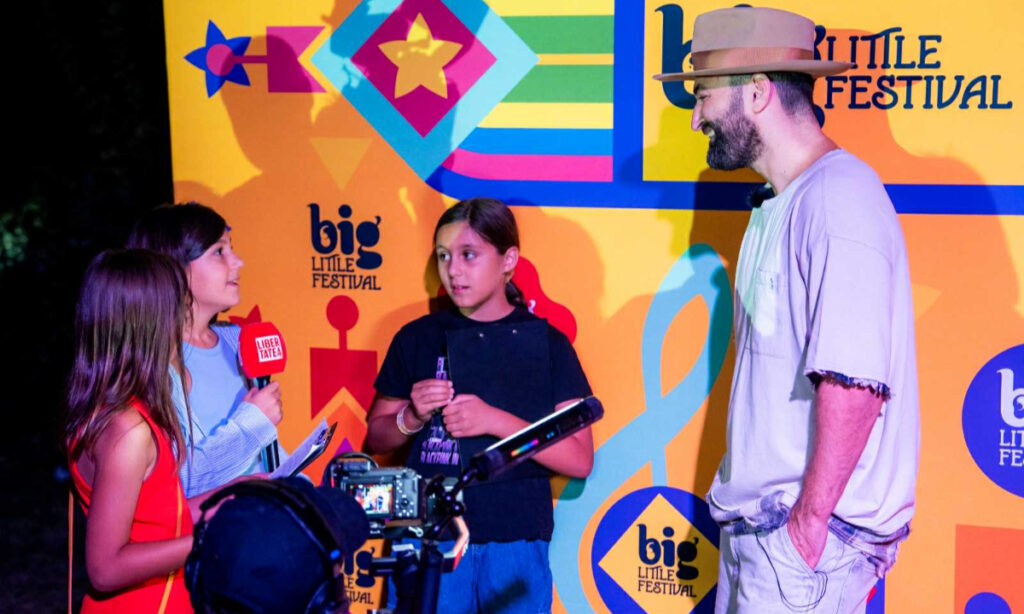 Trei fetițe îi iau interviu lui Smiley