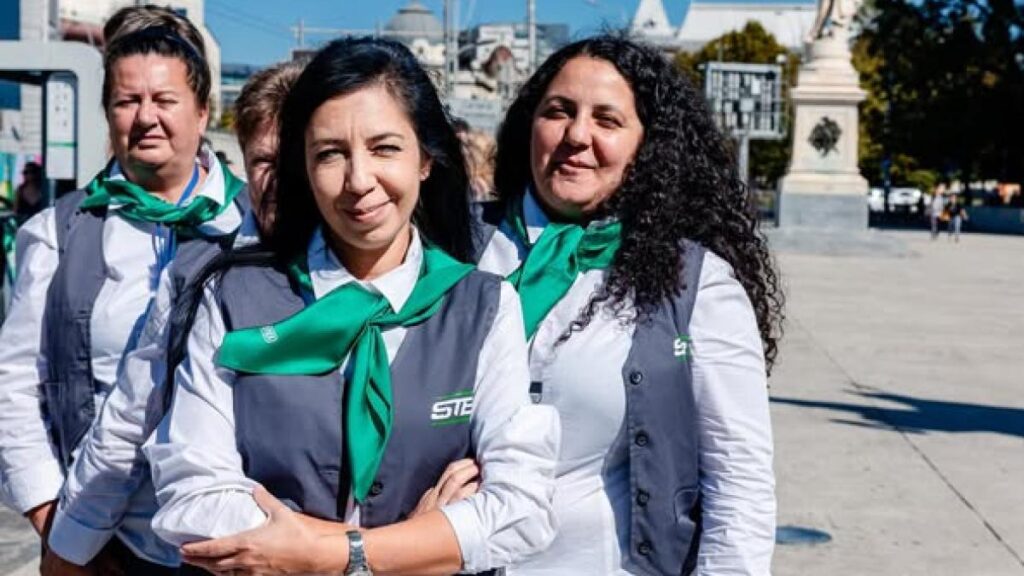 Societatea de Transport București reînnoiește uniformele controlorilor, după modernizarea flotei