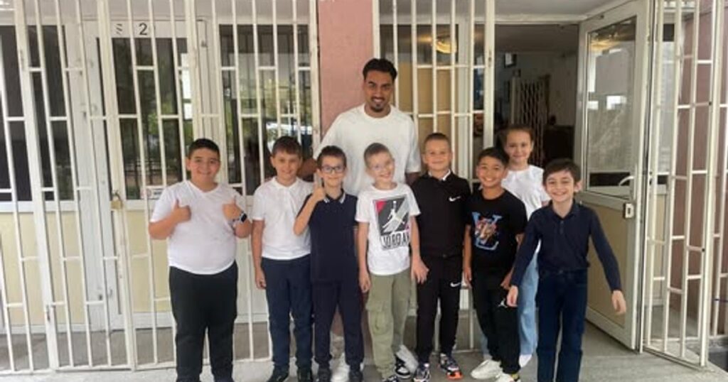 Ștefan Baiaram, vizită emoționantă la fosta sa școală gimnazială. L-au primit cu brațele deschise: „Zâmbetul nu i-a părăsit fața”