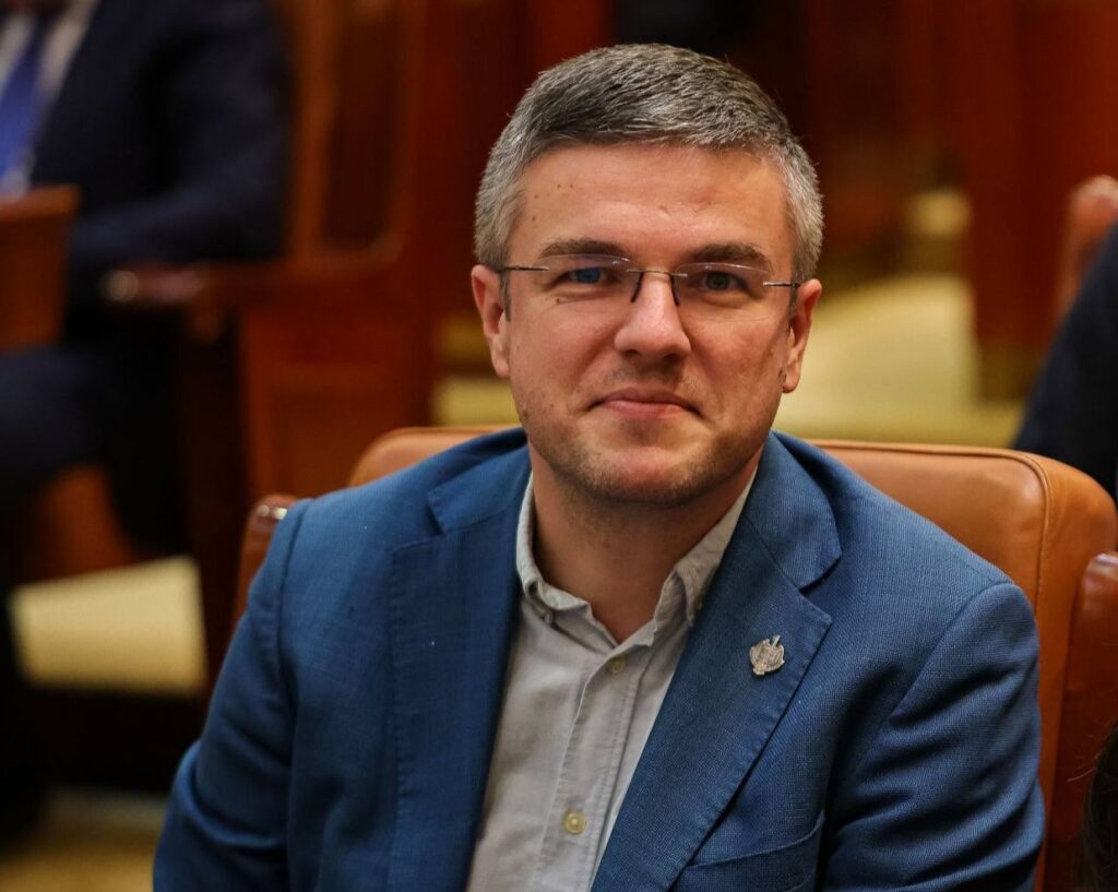 Sunt ani de când extremiștii transmit din Parlament mesaje xenofobe și neonaziste, fără nicio reacție. Strategia de ignorare e periculoasă - Interviu video