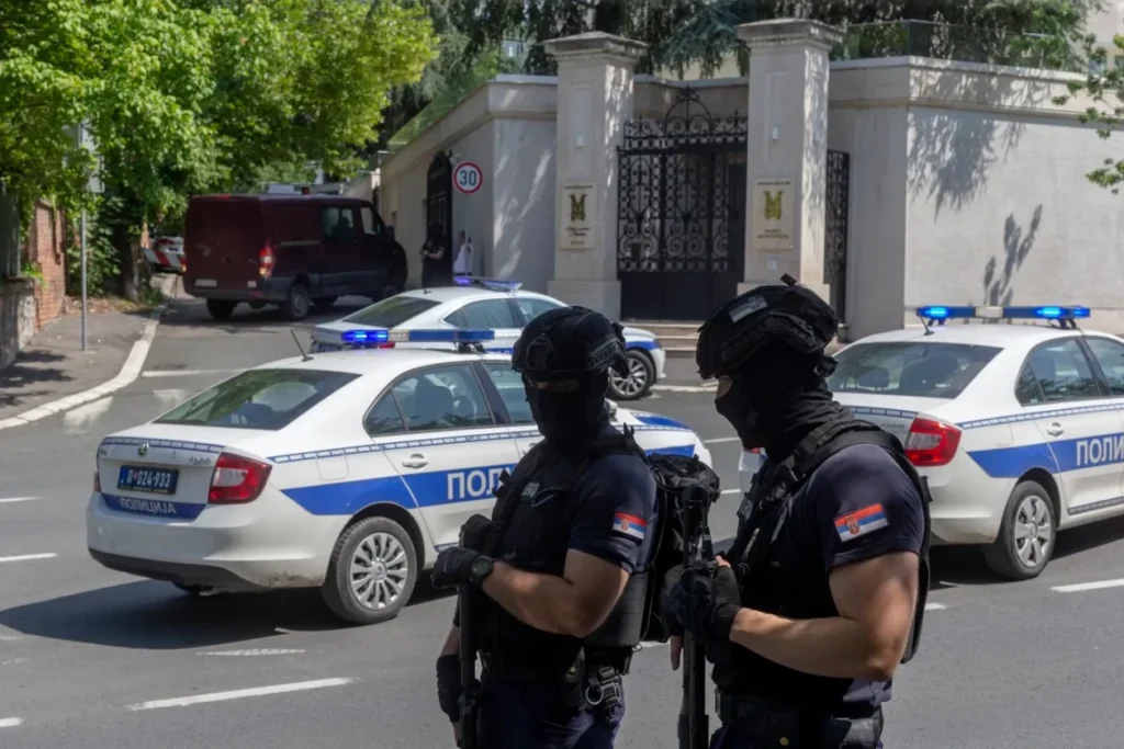 Suspecţi acuzaţi de instruirea de protestatari moldoveni şi români în tactici de luptă, arestaţi de poliţia sârbă