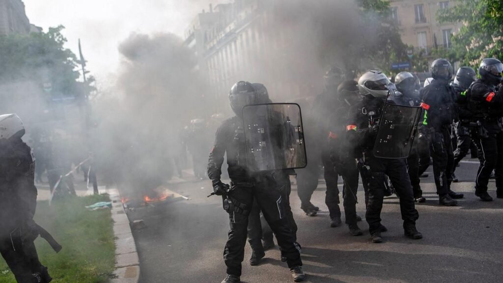 Sute de mii de oameni protestează în Franța. În unele orașe protestele au devenit violente