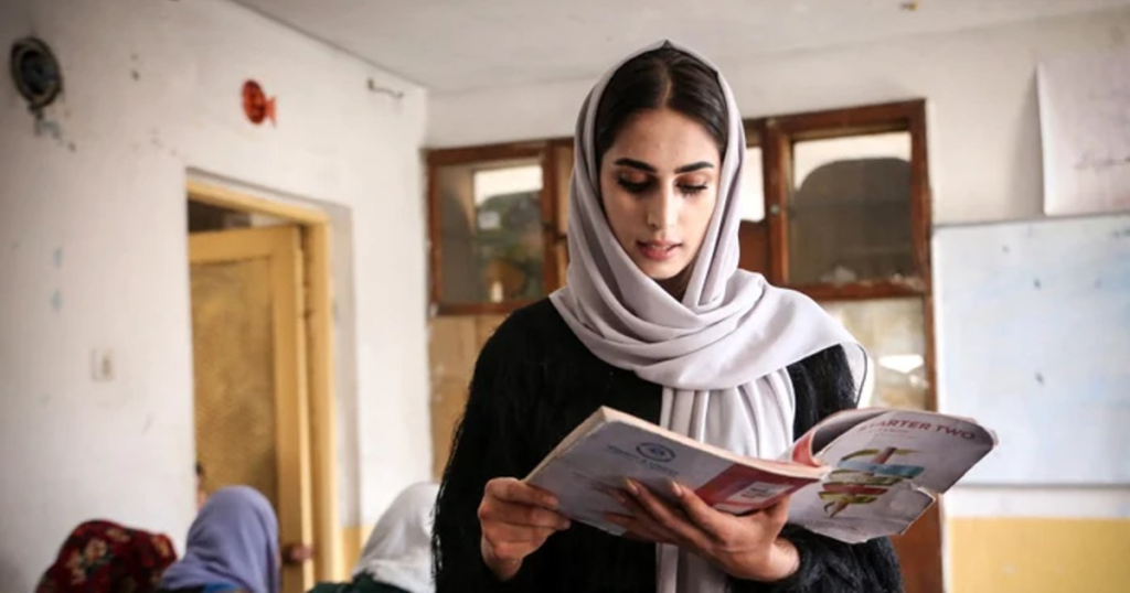 Talibanii au interzis cărţile scrise de femei în universităţile afgane