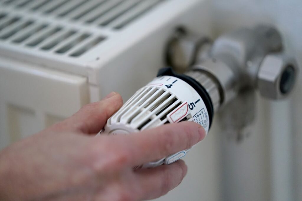 Termoficare sau centrală de bloc sau de apartament? Cea mai avantajoasă variantă, și în contextul ridicării plafonării la gaze. Câți români s-au debranșat în ultimii ani