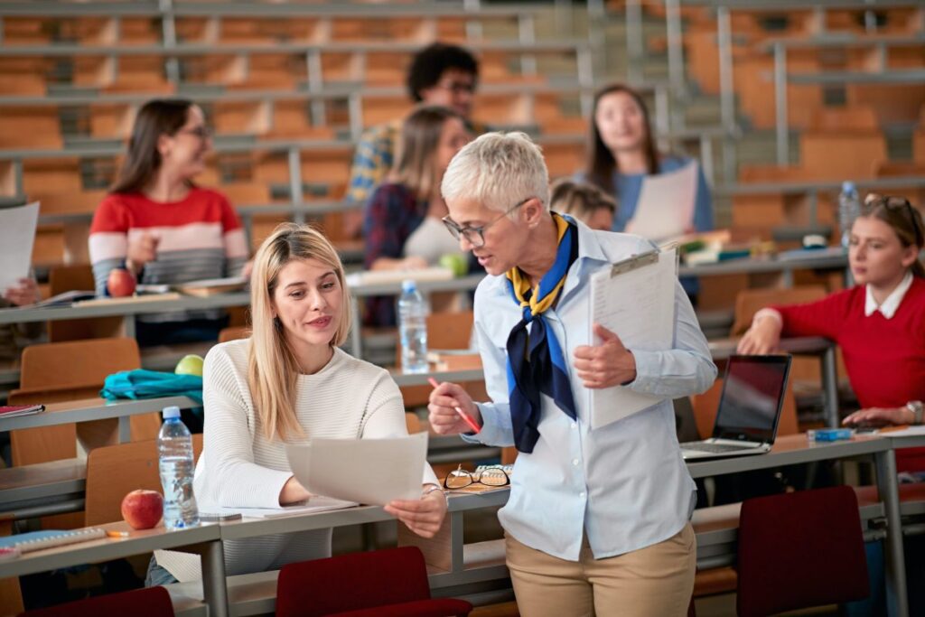 Studenți alături de profesor în sala de curs