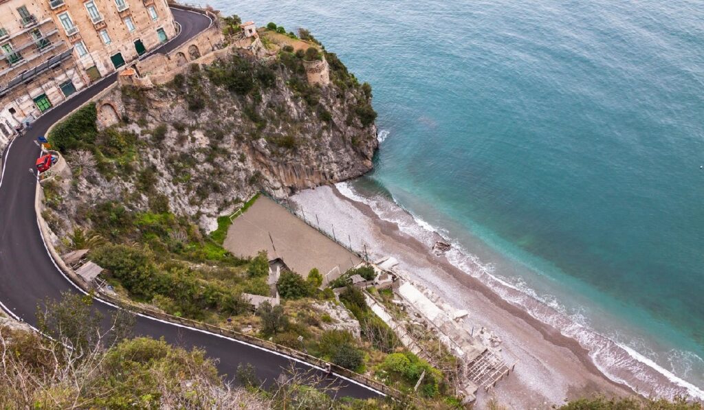 Vedere aeriană de iarnă a plajei de pe coasta Amalfi, Italia, martie 2023