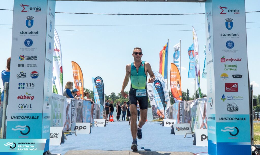 Un concurent trece linia de sosire la Truathlon Pantelimon 2024
