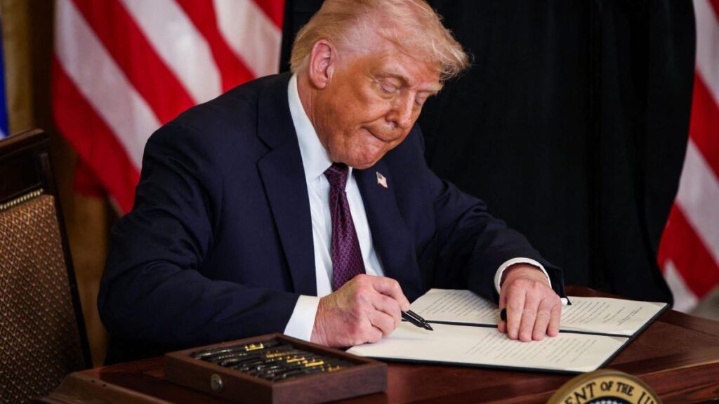 Trump a semnat un ordin executiv care creează o carte de rezidenţă "de aur" de un milion de dolari