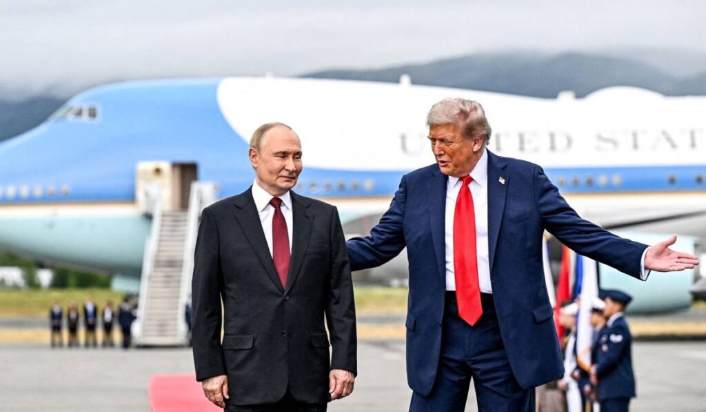 Donald Trump și Vladimir Putin în aeroport, în momentul în care s-au întâlnit la Summitul Trup-Putin din Alaska