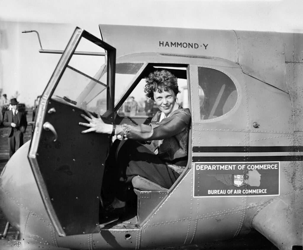Amelia Earhart stând într-un avion, în anul 1936. Foto Hepta