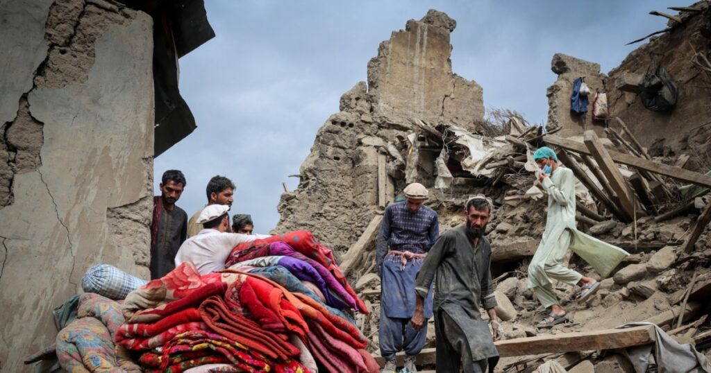Trupe de comando au fost parașutate într-o regiune îndepărtată din Afganistan, în cursa de salvare a supraviețuitorilor cutremurului