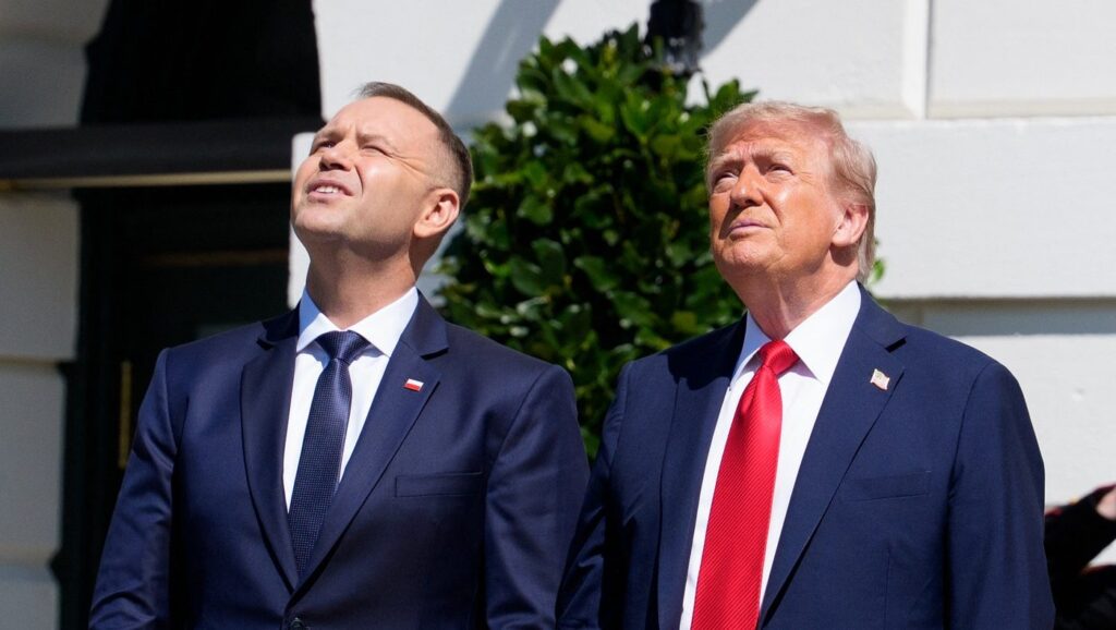 Karol Nawrocki (stânga) și Donald Trump, în fața Casei Albe Foto: Profimedia