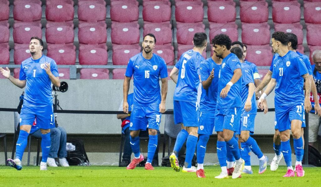 Echipa Israelului sărbătorind primul gol marcat de Yarden Shua în timpul meciului amical internațional de fotbal dintre Israel și Slovacia, disputat pe stadionul Nagyerdei.