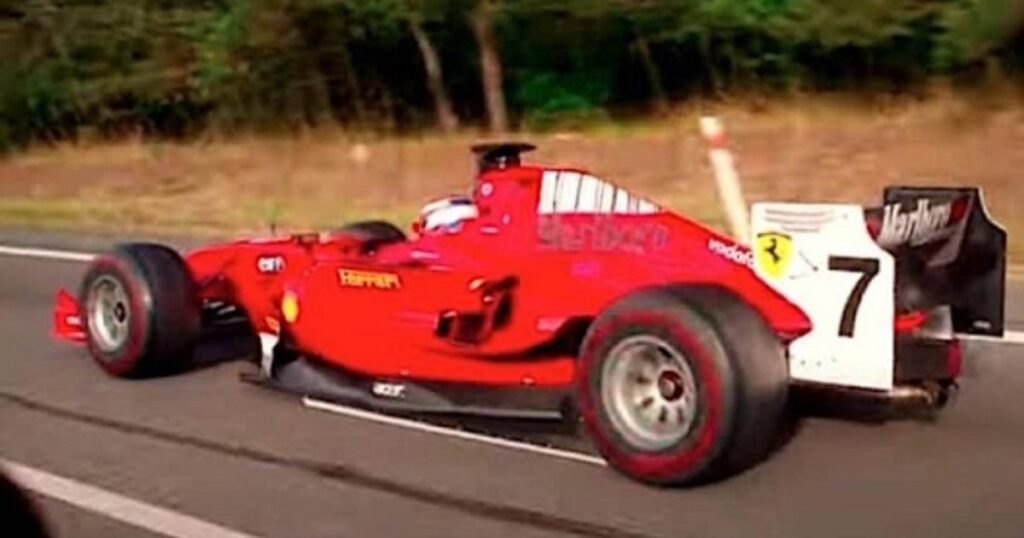 Un Ferrari F1 fals a gonit nebunește timp de șase ani pe străzile din Cehia. Poliția l-a arestat pe pilotul-fantomă
