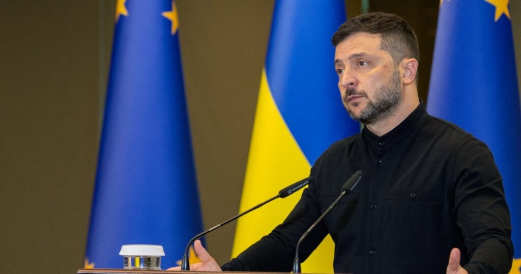 Un atac rusesc cu o bombă ghidată în estul Ucrainei a ucis cel puțin 20 de civili, afirmă Volodimir Zelenski