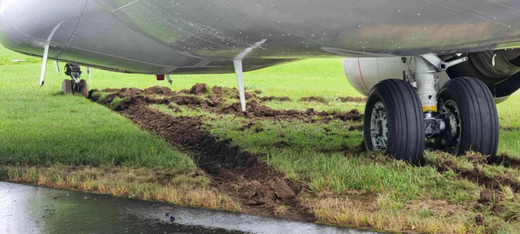 Un avion a ratat aterizarea și a ieșit de pe pistă pe aeroportul din Cracovia