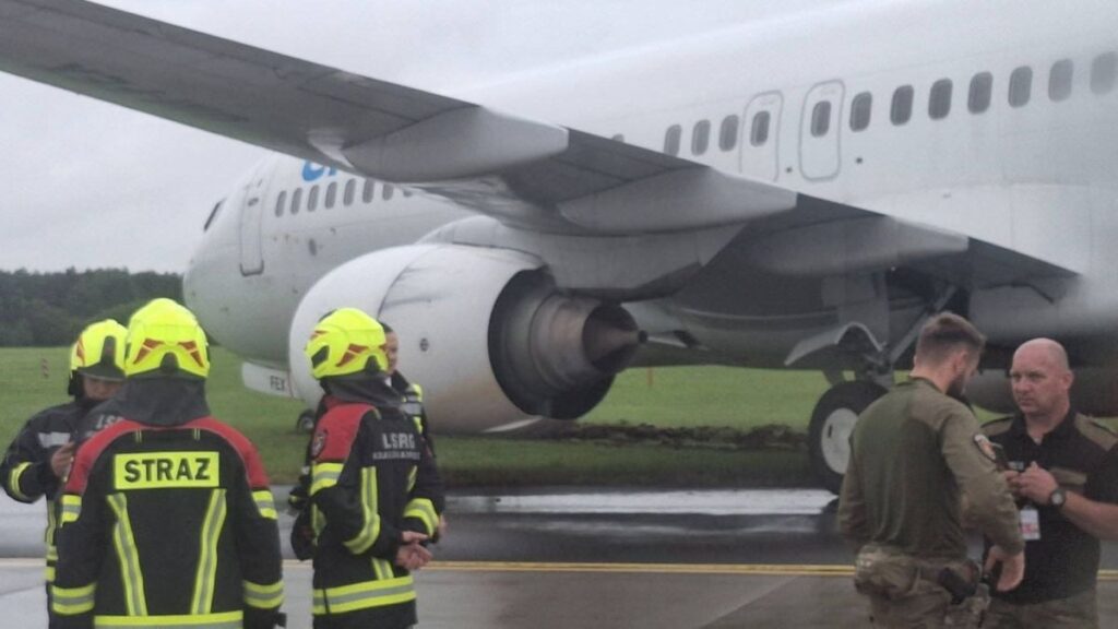 Un avion derapat de pe pistă este verificat de autorități, la scurt timp după incident, septamebrie 2025