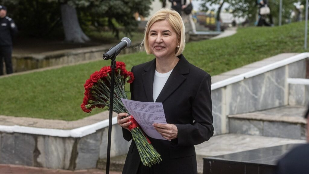 Irina Vlah ține un discurs în fața unui monument sovietic din Comrat, oraș din regiunea autonomă Găgăuzia Foto: Profimedia