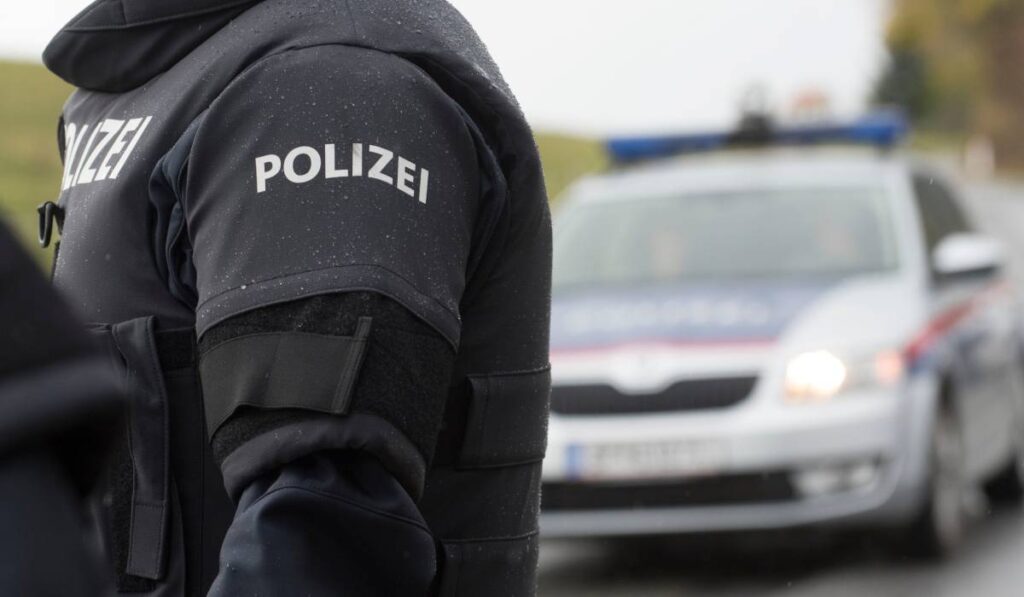Un polițist din Austria, îmbrăcat în uniforma de intervenție, în timp ce efectuează un control pe autostradă