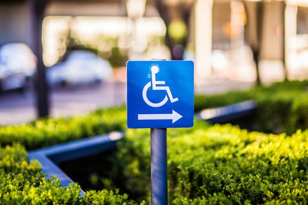 Un sfert dintre dosarele de handicap verificate la București conțin fraude sau erori: „Au fost trimise deja documente la Parchet”