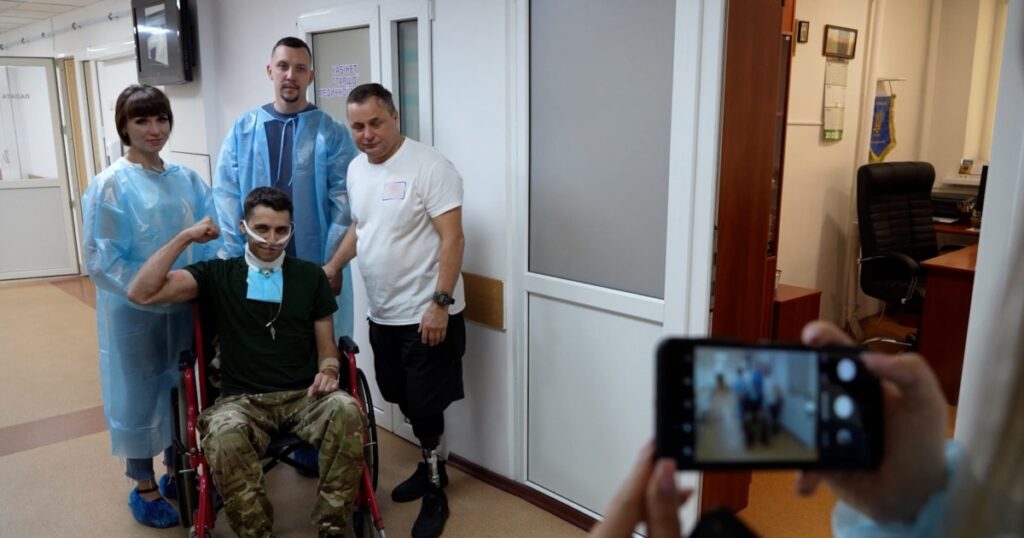 Un soldat ucrainean, căruia rușii i-au tăiat gâtul și l-au lăsat să moară, își spune povestea