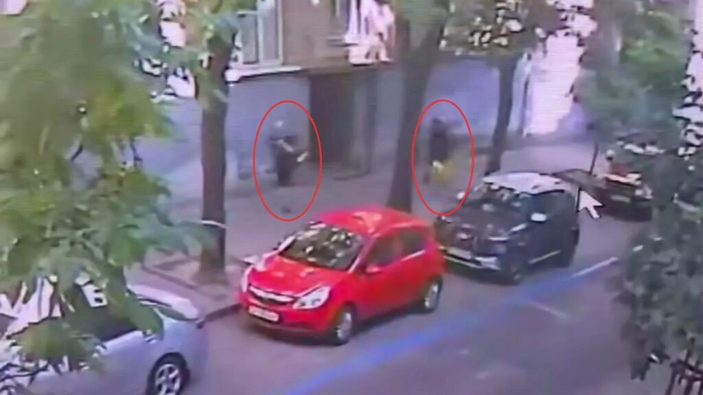 Nu este clar deocamdată dacă asasinarea lui Andrii Parubii a fost filmată de cineva care știa ce urmează sau dacă e vorba despre o cameră video de supraveghere