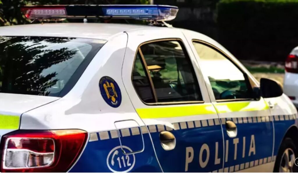 O mașină de poliție parcată