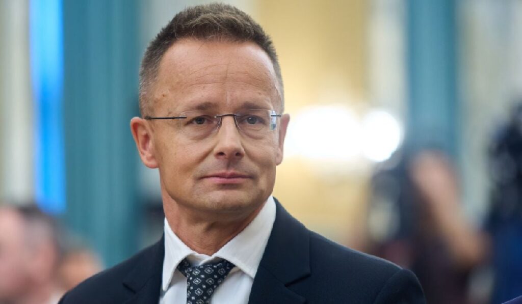 Peter Szijjarto, ministrul de externe al Ungariei, îmbrăcat în costum, cu cravată și cămașă albă