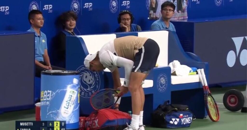 Unui jucător de tenis i-a sunat telefonul în timpul unei finale de turneu ATP. Incidentul i-a purtat noroc la final