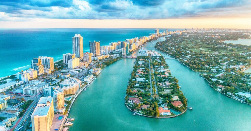 Vacanțe la Miami, pe bani publici. Angajați din 12 primării, trimiși la programe de „combatere a sărăciei”
