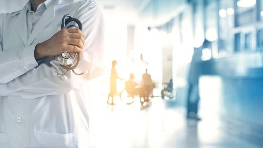 Vești bune pentru pacienți. Medicii care își trimit pacienții în clinici private pot fi reclamați direct la Ministerul Sănătății
