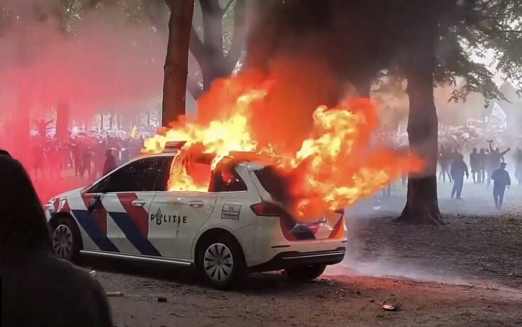 Violențe în Olanda. Au vandalizat sediul unui partid