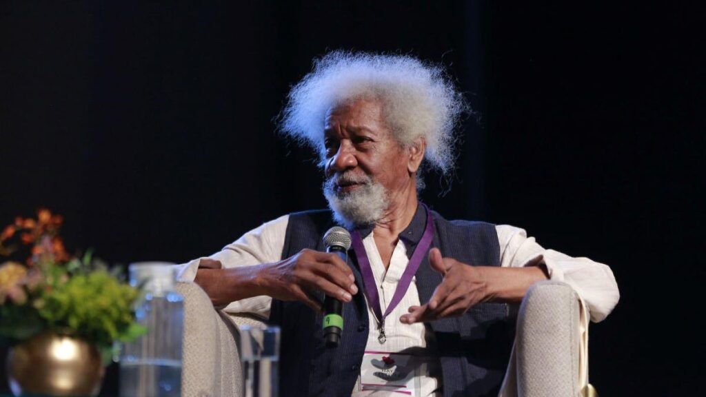 Wole Soyinka, laureat Nobel, răpit și jefuit de un taximetrist după aterizarea pe Aeroportul Otopeni