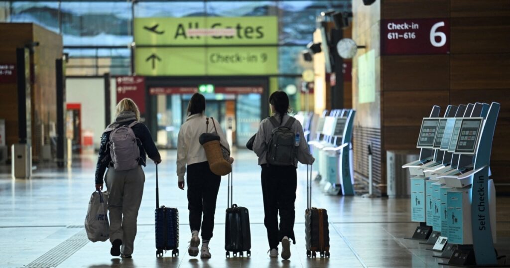 Zboruri perturbate, și luni, pe unele aeroporturi europene, după atacul cibernetic