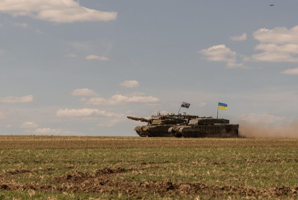Ziua 1304 - Putin se laudă cu 700.000 de militari, iar Ucraina cu 1.000 de drone interceptoare/zi. UE adoptă al 19-lea pachet de sancțiuni. Lavrov și Rubio se întâlnesc la ONU. Zelenski, doar 59% încredere