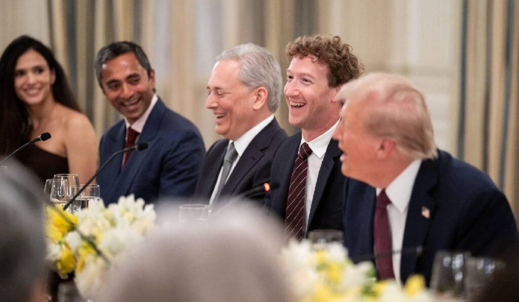 Zuckerberg, aflat în dreapta lui Donald Trump la o cină, râde cu poftă în timp ce președintele SUA se apleacă spre ele ca să-l audă mai bine